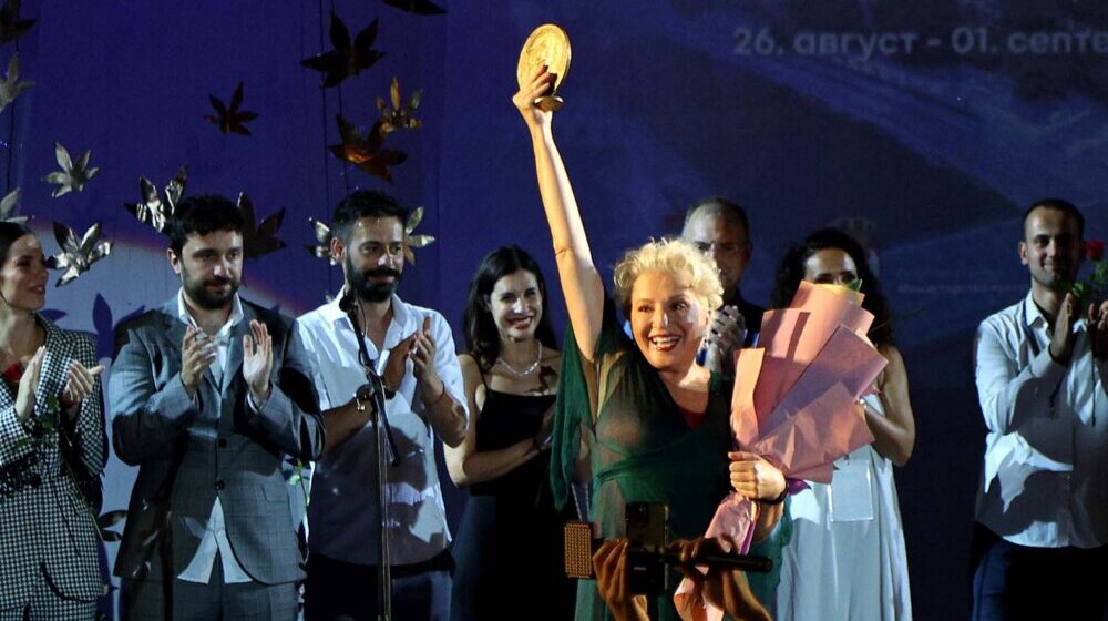 Predstava „Žensko srce u šinjelu“ Mirjane Karanović gostuje u Srpskom kulturnom centru „Ivo Andrić“ u Pekingu 1