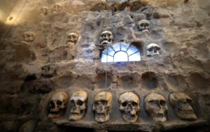 Društvo za akademski razvoj organizovaće u utorak, 25. novembra u 18.00 časova, onlajn prezentaciju na kojoj će naučni tim projekta "Novo lice Ćele kule" predstaviti prva digitalno rekonstruisana lica vojnika, čije su lobanje uzidane u Ćele kulu.