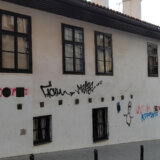 Manakova kuća išarana grafitima 4