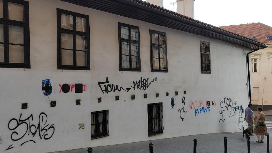 Manakova kuća išarana grafitima 1