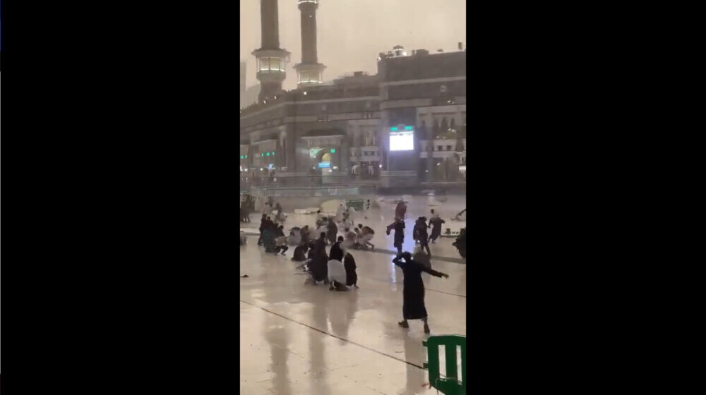 Oluja pogodila Meku, hodočasnike zahvatila jaka kiša praćena snažnim udarima vetra (VIDEO) 1