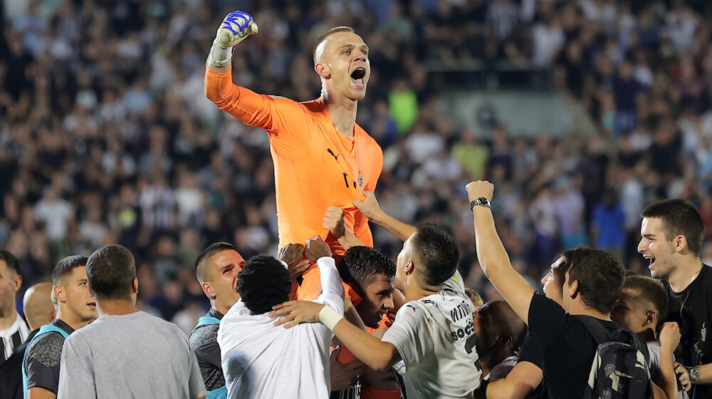 Razdanilo se u Humskoj, Partizan preživeo: Golman Jovanović, div-junak crno-belih, dvaput odbranio penal u poslednjoj seriji protiv Sabaha 1