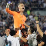 Razdanilo se u Humskoj, Partizan preživeo: Golman Jovanović, div-junak crno-belih, dvaput odbranio penal u poslednjoj seriji protiv Sabaha 1