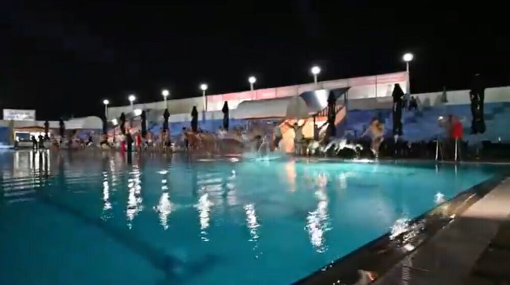 Za Dodika i u vatru i u vodu: Mladi SNSD-a organizovali performans na bazenima u Doboju 1