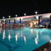 Za Dodika i u vatru i u vodu: Mladi SNSD-a organizovali performans na bazenima u Doboju 14