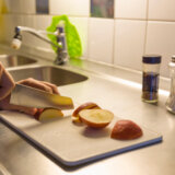 Efikasan trik za čišćenje kuhinjske daske od stvari koji već imate u kući 14