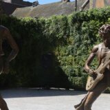 Mik Džeger i Kit Ričards dobili skulpture u svom rodnom gradu – I, uklesani u kamen ne miruju… 3