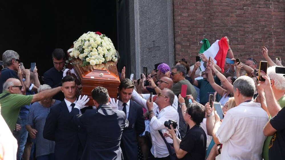 Sahranjen Toto Kutunjo: Stotine ljudi se oprostilo od pevača uz zvukove njegovog najvećeg hita (VIDEO) 1