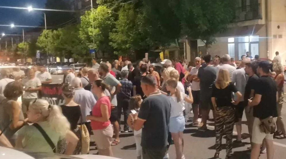 “Čuju se krici, vrištanje, a zatim udarac i dete koje pada": Očevici za Danas o incidentu u Gornjem Milanovcu kada je automobil uleteo među građane koji protestuju 1