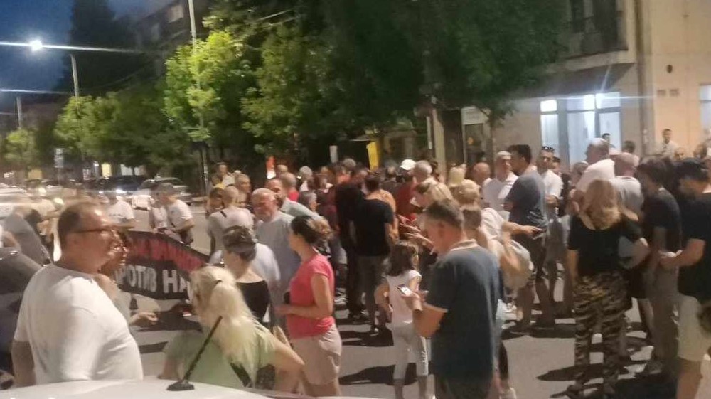 “Čuju se krici, vrištanje, a zatim udarac i dete koje pada": Očevici za Danas o incidentu u Gornjem Milanovcu kada je automobil uleteo među građane koji protestuju 2