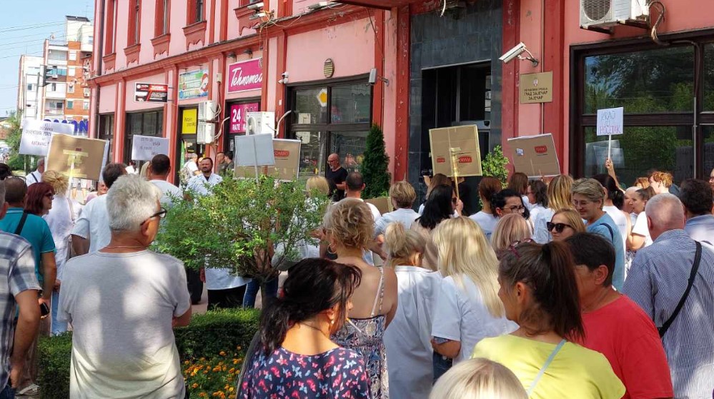 "Da li pristajete na strah":Zaječarci u blokadi kažu da su SNS aktivisti napali njihovu saborkinju 1