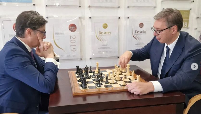 Srpski i makedonski predsednik odigrali partiju šaha, posetili vinski podrum, ručali u Vranju (FOTO) 1
