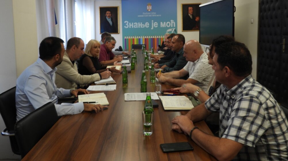 Sindikati prosvetara: Odmah izjednačiti plate u obrazovanju sa republičkim prosekom 1