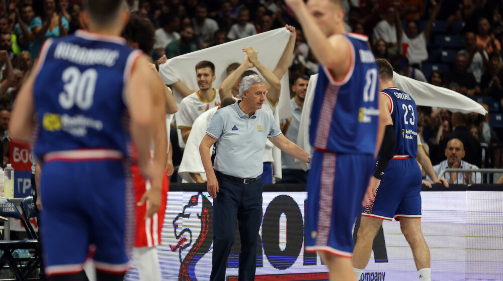 (VIDEO) Novi trik Svetislava Pešića - merio puls najstarijem i najmlađem igraču: "Orlovi" spremni za poletanje protiv Kine 1