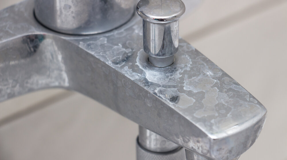 Najbrži trik za uklanjanje kamenca sa slavina - treba vam samo papir koji verovatno već imate u kući 1