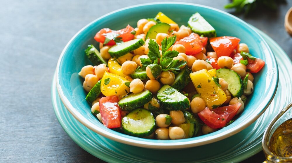 Recept za osvežavajuću i zasitnu mediteransku salatu koja će vas osvojiti na prvi zalogaj 1