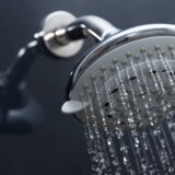 Ova prljava stvar u tuš kabini može da dovede do problema s plućima i kožom, evo kako se čisti 5