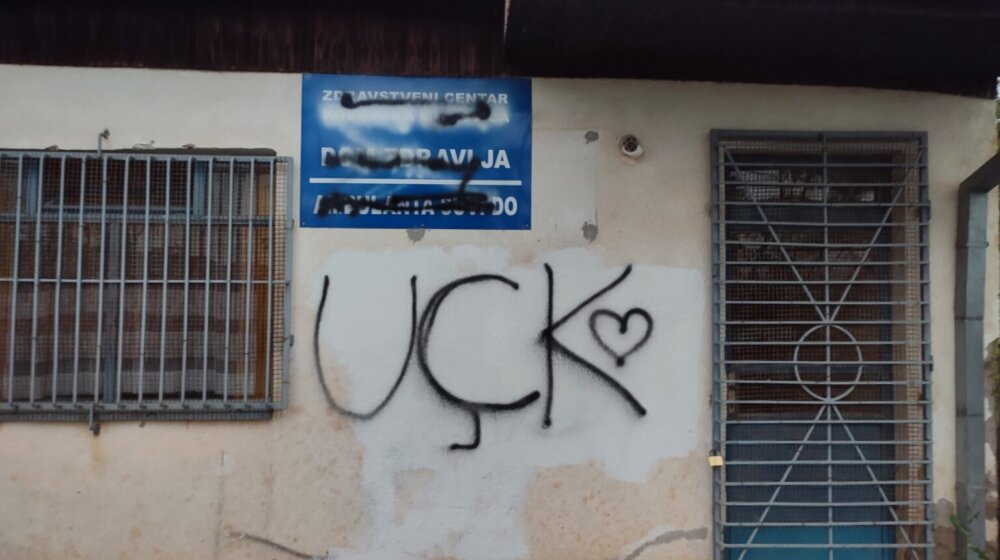 Oglasila se Kosovska policija povodom grafita "UČK" na ambulanti u Suvom Dolu 1