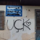 Oglasila se Kosovska policija povodom grafita "UČK" na ambulanti u Suvom Dolu 6