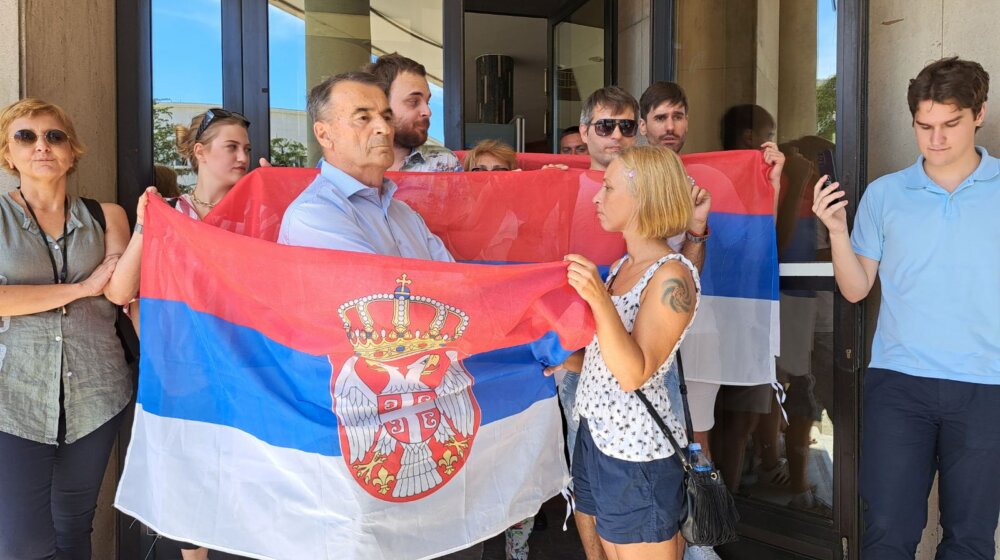"Ovako nešto nisam u životu doživeo": Milorad Mirčić nakon "proboja" u novosadski parlament 1