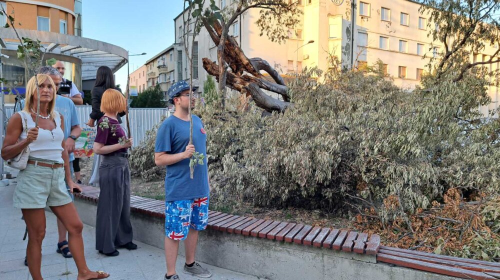 Građani se u petak okupljaju kod srušenog koprivića u Novom Sadu na 10. protestu protiv nasilja 1