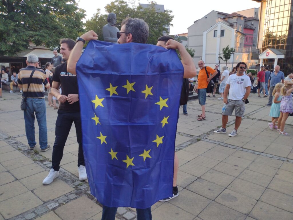 Nasilje je kad vam neko priča bajke svaki dan, pa makar to bio i Andersen: Poruka sa protesta u Kragujevcu 2 Nasilje je kad vam neko priča bajke svaki dan, pa makar to bio i Andersen: Poruka sa protesta u Kragujevcu 2