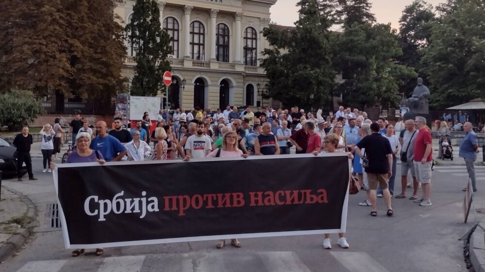 Nasilje je kad vam neko priča bajke svaki dan, pa makar to bio i Andersen: Poruka sa protesta u Kragujevcu 1