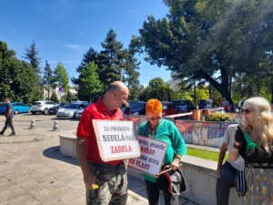 Pištaljke i zvuk policijske sirene: Protest podrške Milovanu Brkiću ispred zgrade Predsedništva (FOTO, VIDEO) 2 Pištaljke i zvuk policijske sirene: Protest podrške Milovanu Brkiću ispred zgrade Predsedništva (FOTO, VIDEO) 2