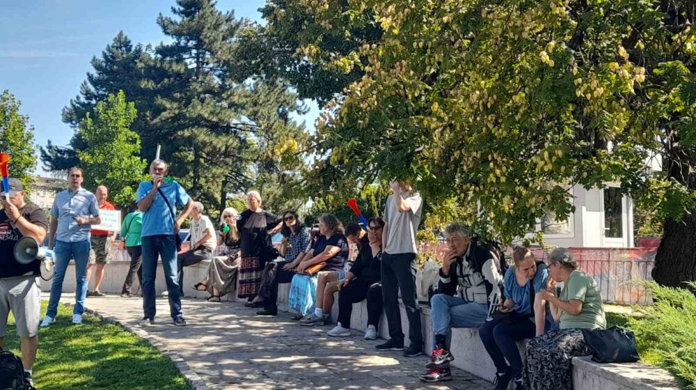 Pištaljke i zvuk policijske sirene: Protest podrške Milovanu Brkiću ispred zgrade Predsedništva (FOTO, VIDEO) 1
