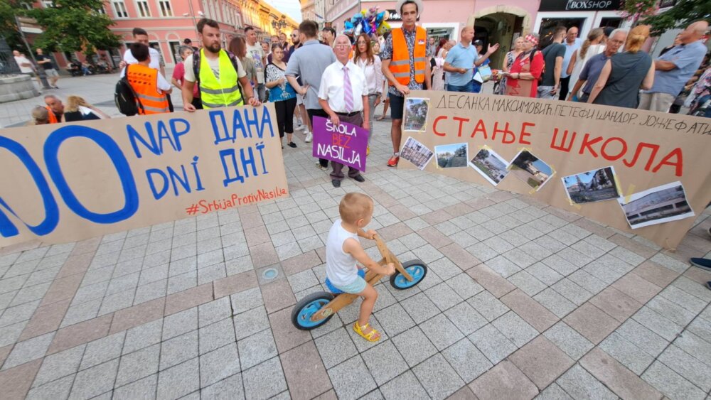 Protest "Novi Sad protiv nasilja": Da li da deci kupujemo pancire i šlemove ili nove knjige za školsku godinu 2