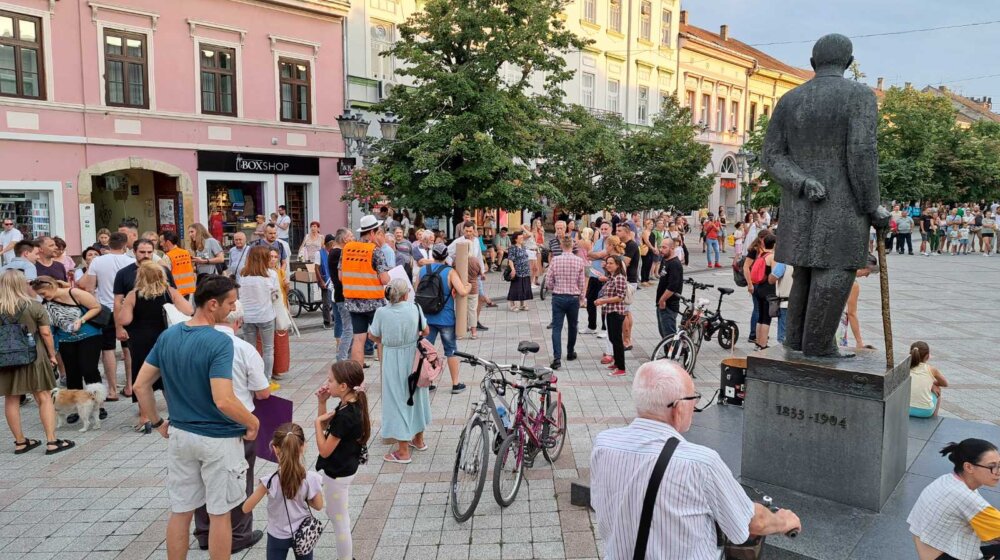 Protest "Novi Sad protiv nasilja": Da li da deci kupujemo pancire i šlemove ili nove knjige za školsku godinu 1