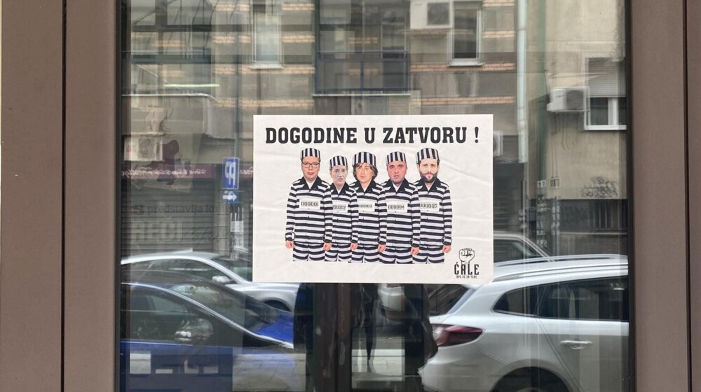 "Dogodine u zatvoru": U centru Beograda plakati sa likovima Vučića, Šapića i Brnabić 1