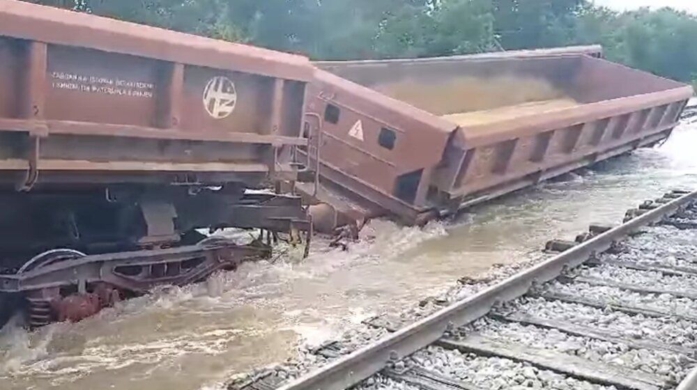 Nabujala Drava napravila štetu, pruga potopljena i prevrnuti vagoni (VIDEO) 1