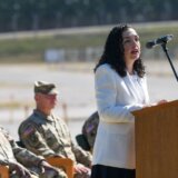 Vjosa Osmani posetila bazu Bondstil, poželela dobrodošlicu novom komandantu 3