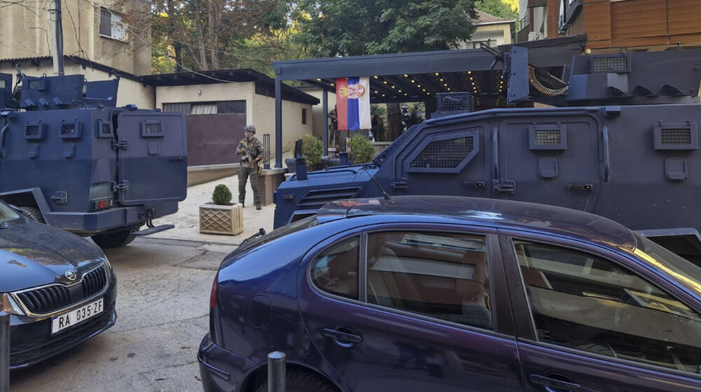 Britanski Gardijan: Tenzije između Srbije i Kosova na najvišem nivou nakon što su naoružane srpske paravojne formacije upale u zasedu Kosovskoj policiji 1