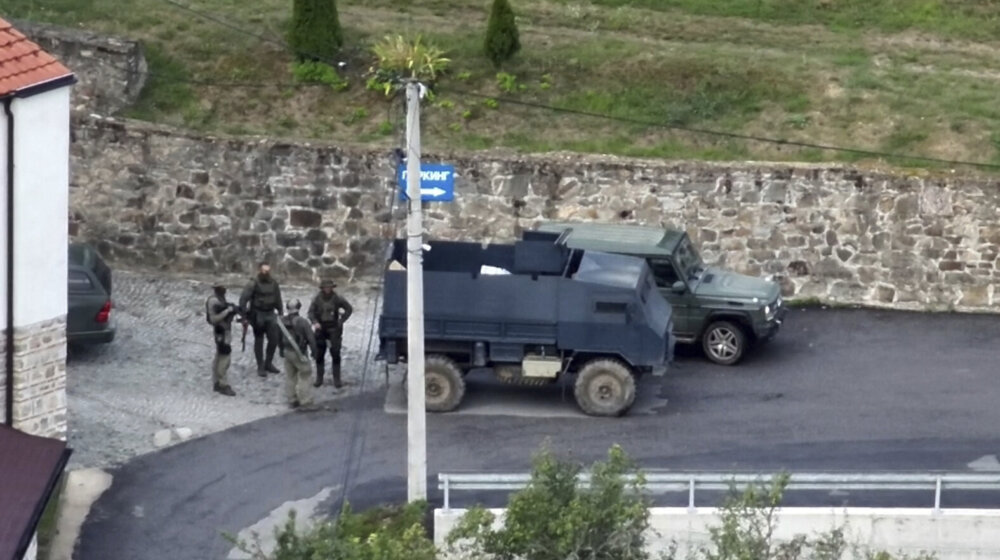 Policajci u Leposaviću pucali na osobu koja je pokušala da ih udari automobilom 1