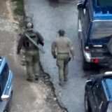 Uhapšeni napadači sprovedeni u policijsku stanicu u Južnoj Mitrovici 7