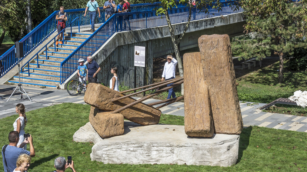 “Raspon u tenziji “: Otkrivena prva monumentalna skulptura Olge Jevrić u javnom prostoru 1
