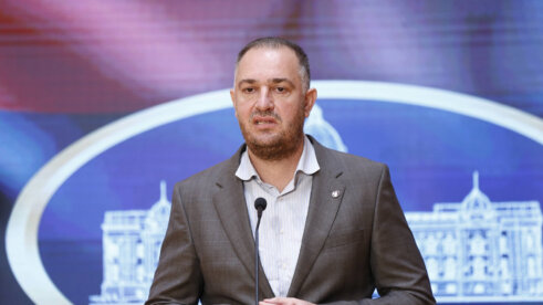 IVAN KOSTIĆ Pregrupisavanje stranaka koje su ostale ispod cenzusa: Ko se udružuje, a ko kreće svojim putem? 3