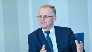 Glavni pregovarač Prištine u dijalogu sa Beogradom Besnik Bisljimi (Bislimi) objavio je da je danas informisao specijalnog predstavnika Evropske unije (EU) Petera Sorensena da banka u Srbiji odbija kosovske uplate za pomoć Albancima u Preševskoj dolini i da nije u pitanju tehnička greška.