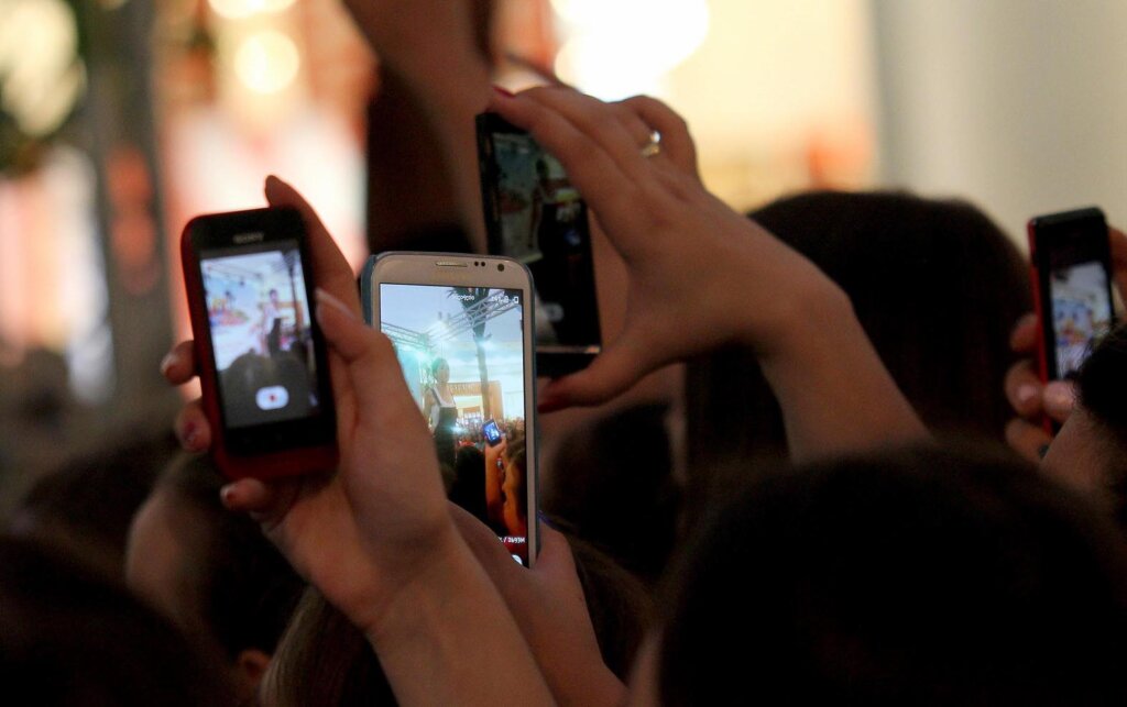 Donete smernice za upotrebu mobilnih telefona u školama: Šta je dozvoljeno, a šta zabranjeno? 2
