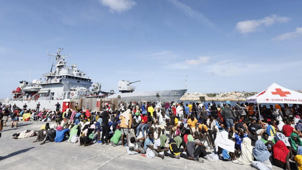 Diminuiscono gli arrivi di migranti nell’isola italiana di Lampedusa, densamente popolata, situazione disastrosa – Mondo