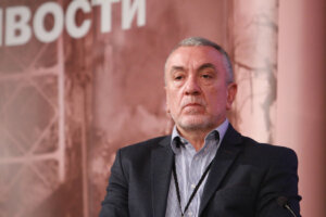 Novinar Milivoje Mihajlović izjavio je za N1 da su jučerašnji izbori na Kosovu uvod u malo mirniji period u odnosu na prethodne tri godine, jer se Srbi vraćaju u opštine, ali da ostale institucije vlada u Prištini neće dati, te da sada počinje druga vrsta borbe.