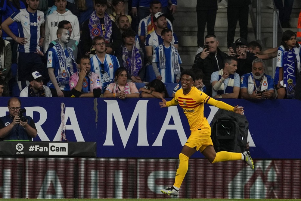 Bolje da se Barselonin igrač ujeo za jezik: Obožavaoci Tejlor Svift nagrnuli da glasanjem iznesu Belingema do "Zlatnog dečka" 2