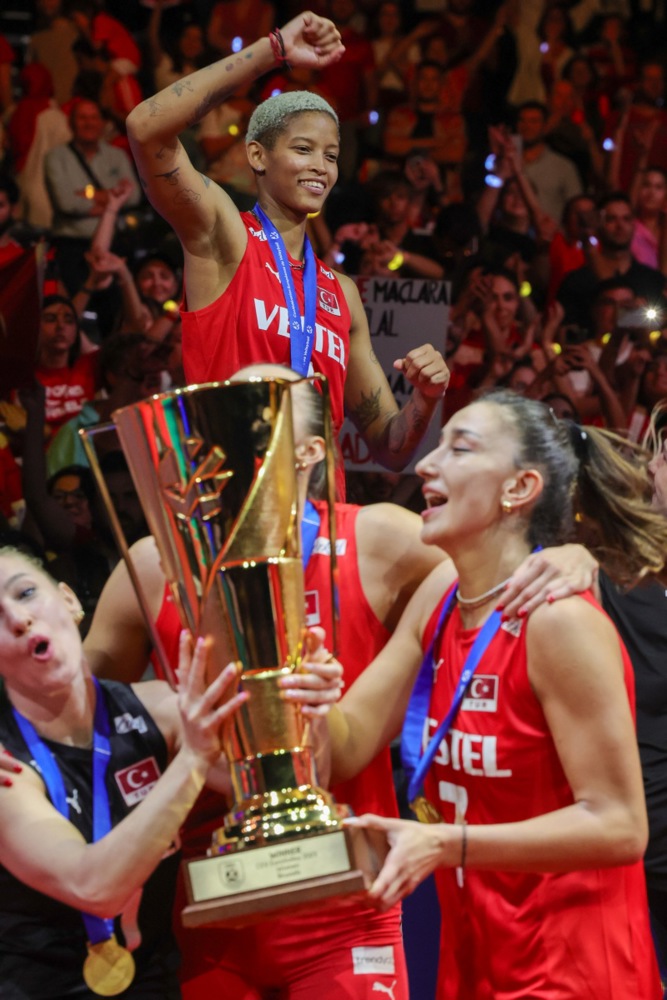 Veličanstvena Melisa Vargas: Ko je Kubanka koja je dobila i srpsko državljanstvo, a tursko joj je lično uručio Erdogan 2 Veličanstvena Melisa Vargas: Ko je Kubanka koja je dobila i srpsko državljanstvo, a tursko joj je lično uručio Erdogan 2