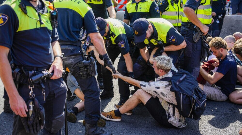 Više od 500 klimatskih aktivista privedeno u Hagu, marširali auto-putem 1