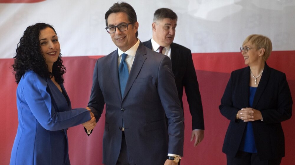 Pendrovski i Osmanijeva na otkrivanju biste Majke Tereza u kosovskoj ambasadi u Skoplju 1