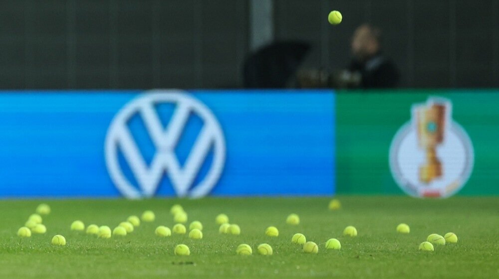 Zato su Bajernovi navijači iz protesta bacali teniske loptice u teren: Da li odlaganje večitog derbija više odgovara timu koji igra Evropu? 1