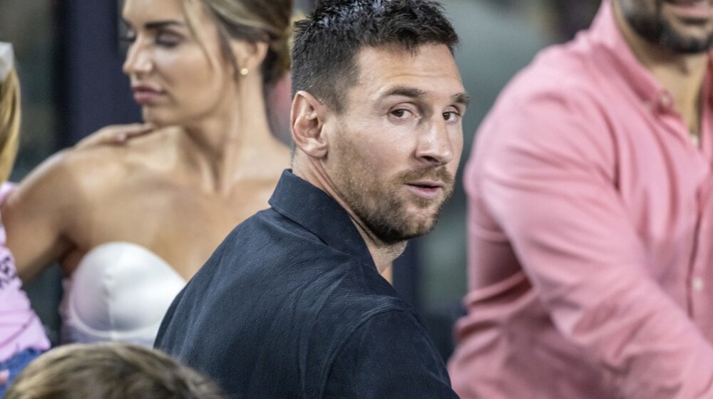 Ekološki aktivisti farbom isprskali fasadu kuće Mesija na Ibici (VIDEO) 1