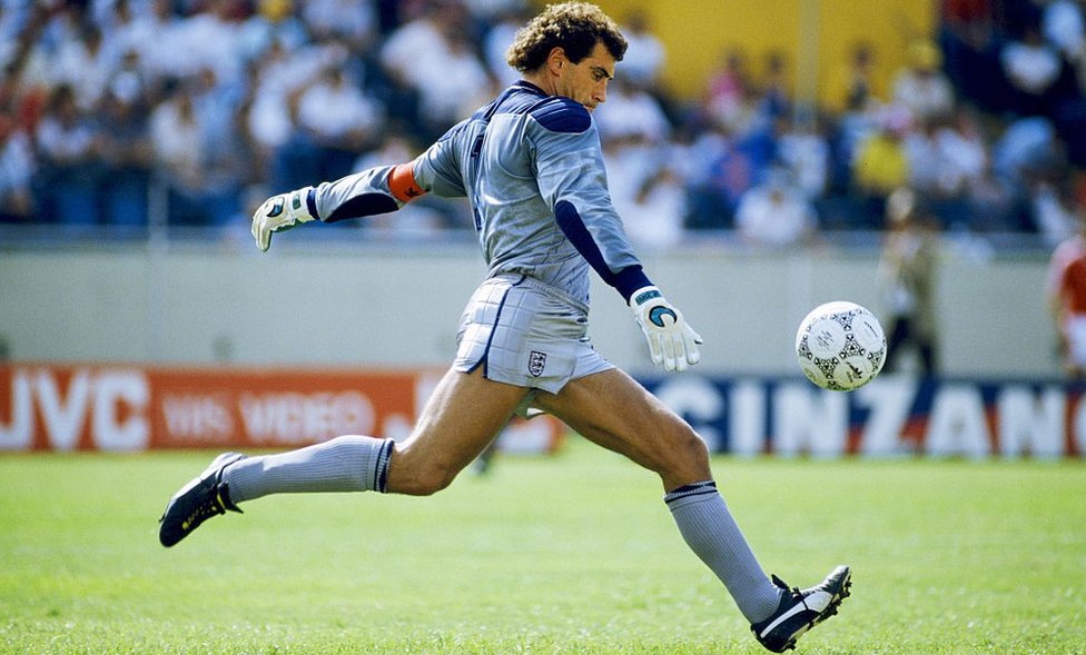 Sport i kolekcionarstvo: Misteriozni bivši engleski fudbaler prodaje dresove sa Mundijala u Italiji 1990. 2 England goalkeeper Peter Shilton in action during the FIFA 1986 World Cup group match between England and Poland on June 11, 1986 in Monterrey, Mexico.